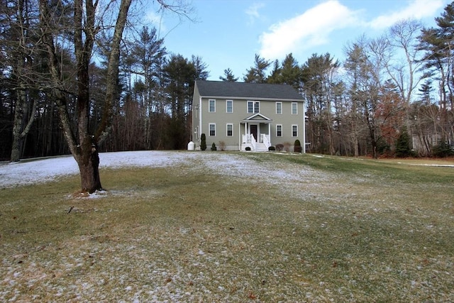 view of front facade featuring a front lawn