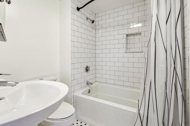 full bathroom featuring sink, toilet, and shower / bathtub combination with curtain