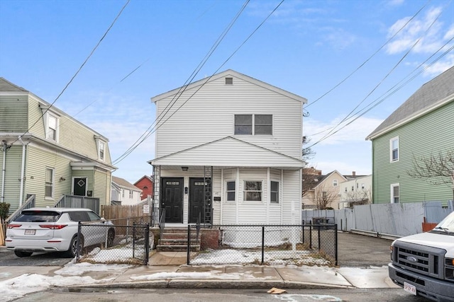 view of front of home featuring a fenced front yard