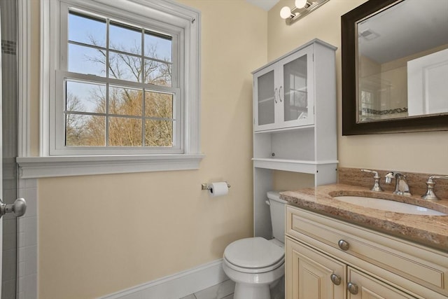 full bathroom featuring visible vents, vanity, toilet, and baseboards