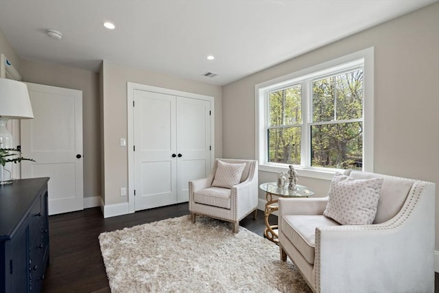 living area with visible vents, recessed lighting, dark wood finished floors, and baseboards