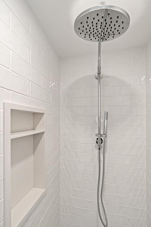 full bath with tiled shower