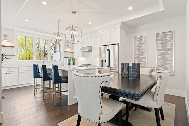 dining room featuring recessed lighting, an inviting chandelier, dark wood-style floors, and a raised ceiling