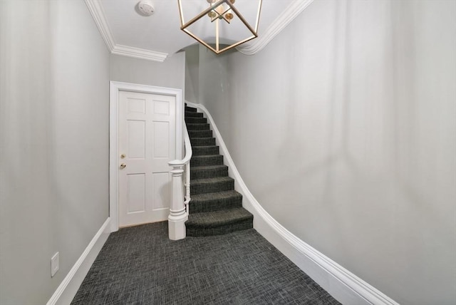 stairway featuring carpet floors, baseboards, and crown molding