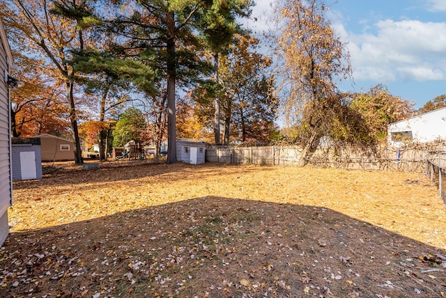 view of yard with a storage unit