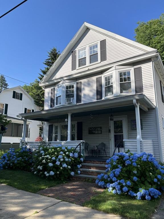 view of front of home featuring a porch