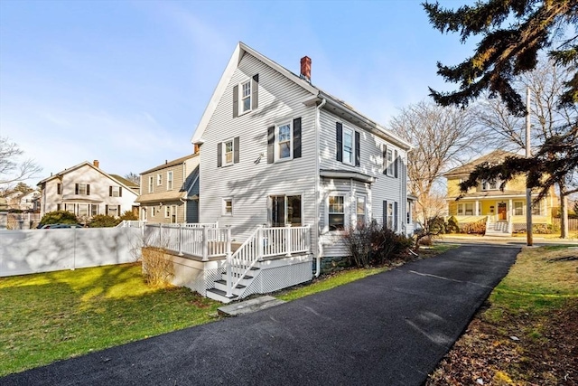 view of front of house with a front lawn