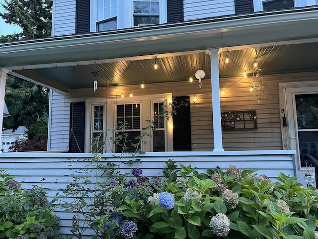 entrance to property featuring a porch