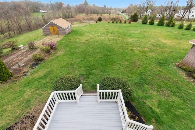 view of yard featuring an outbuilding