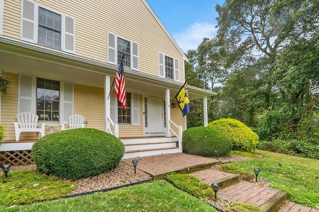 view of front of house with a front lawn and covered porch