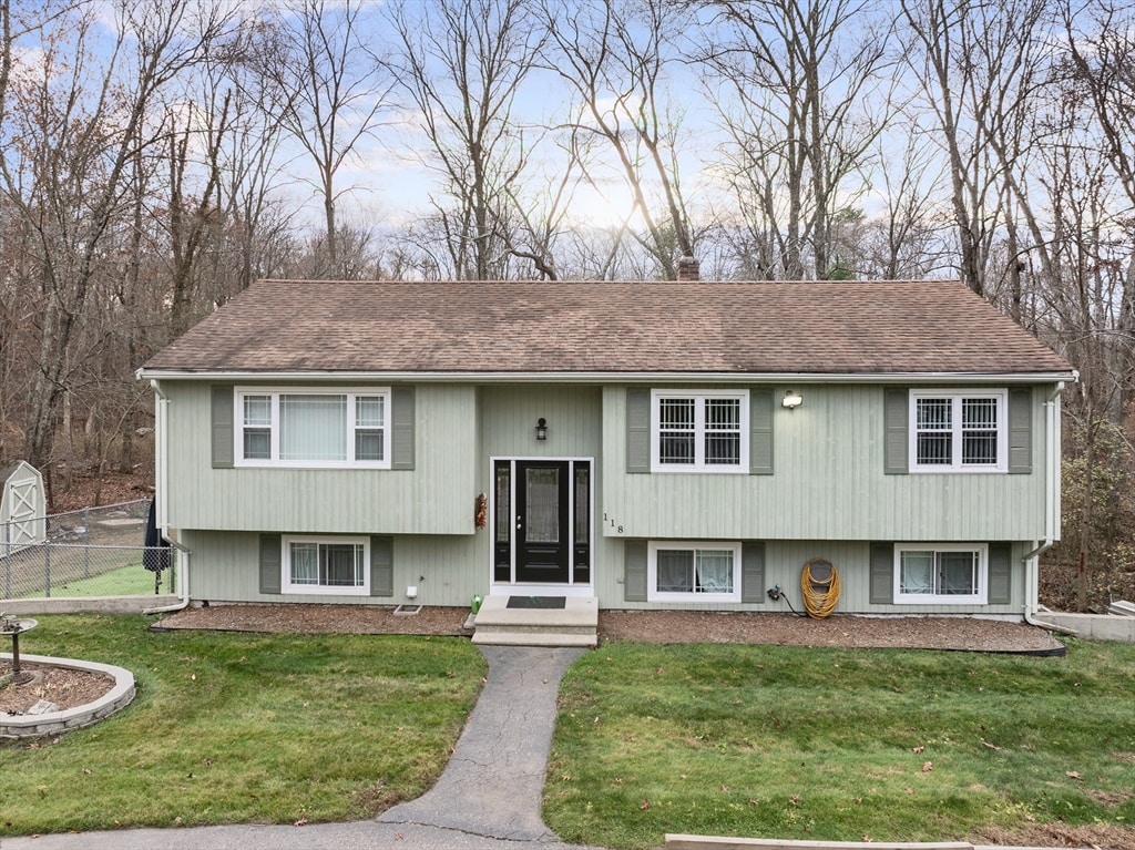 split foyer home with a front yard