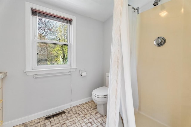 full bathroom featuring visible vents, curtained shower, toilet, baseboards, and tile patterned floors