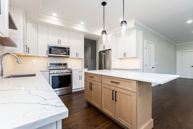 kitchen featuring sink, dark wood-type flooring, stainless steel appliances, a kitchen island, and white cabinets