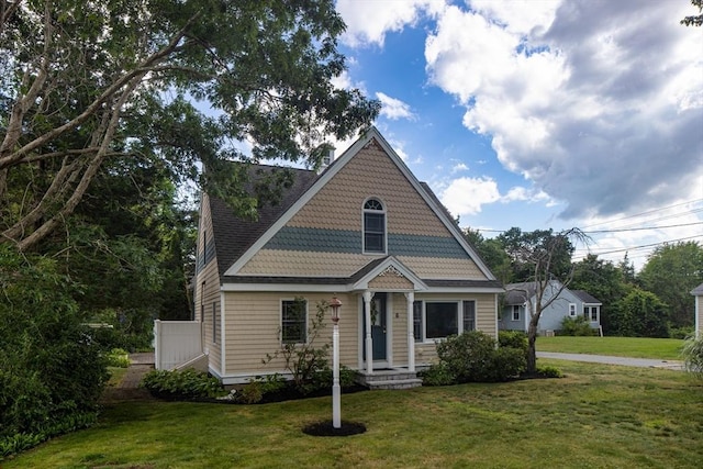 view of front facade with a front yard