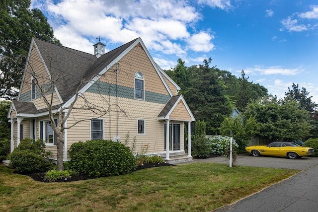 view of front of home with a front lawn