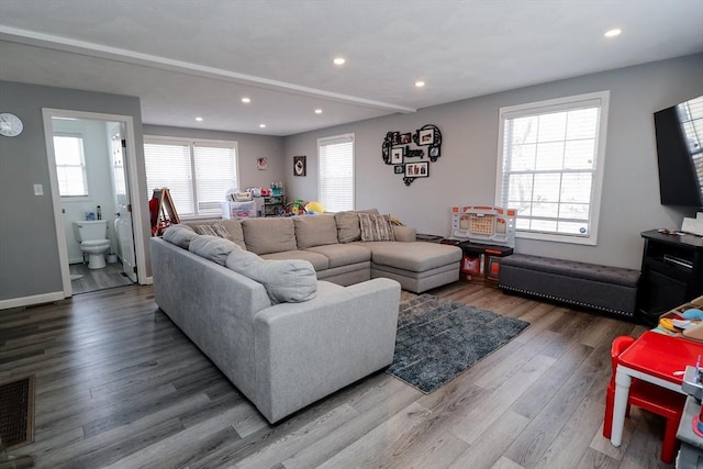 living area featuring recessed lighting, a wealth of natural light, baseboards, and wood finished floors