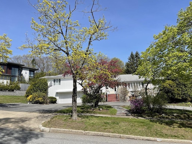 view of front of house featuring an attached garage and driveway