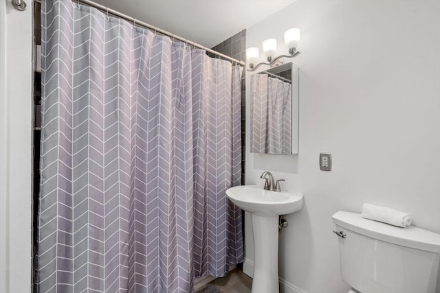 full bathroom featuring toilet and a shower with shower curtain