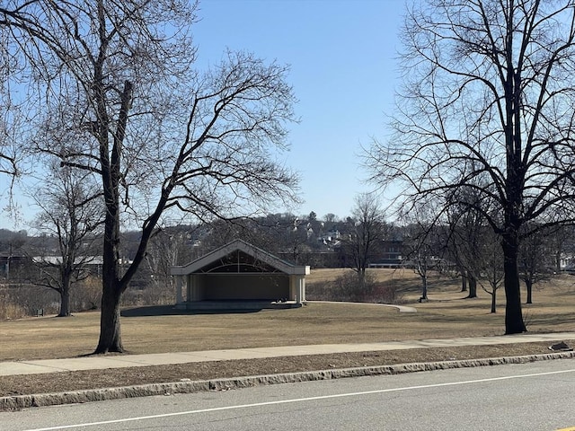 view of property's community featuring a yard