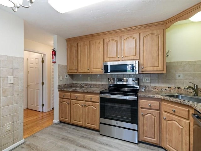 44 Casablanca Ct Unit 44, Haverhill, MA 01832 - kitchen featuring stainless steel appliances, light wood-style flooring, a sink, and tile walls