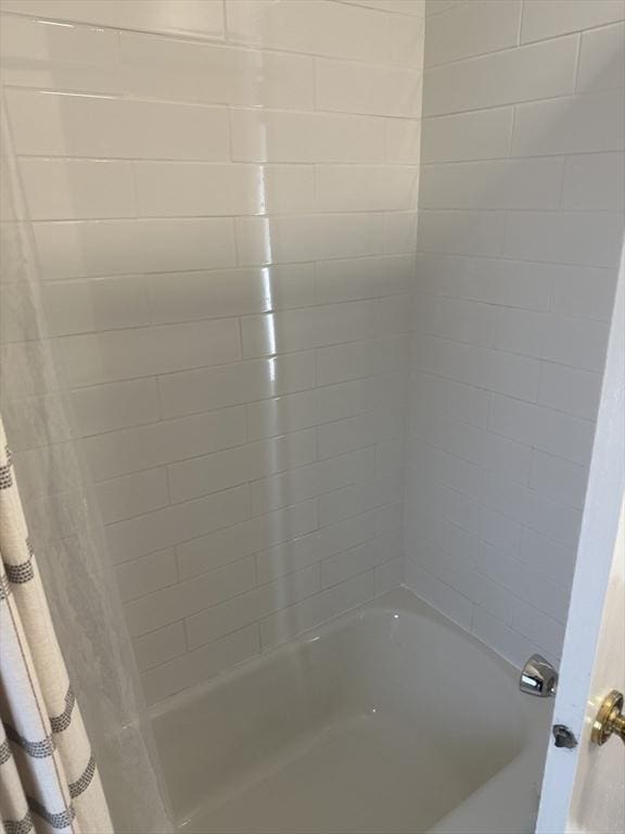 bathroom with shower / bath combo