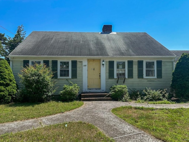 view of front facade featuring a front lawn