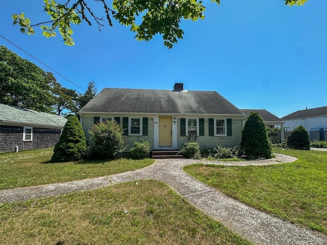 view of front of property featuring a front yard