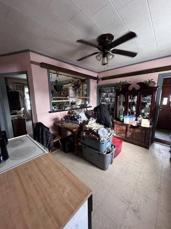 sunroom featuring ceiling fan