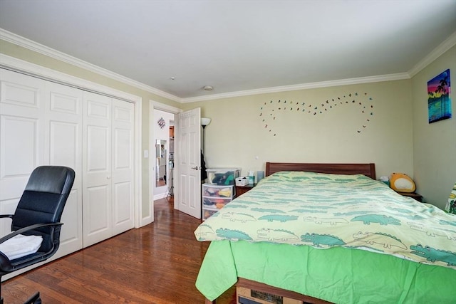 bedroom featuring dark hardwood / wood-style flooring, ornamental molding, and a closet