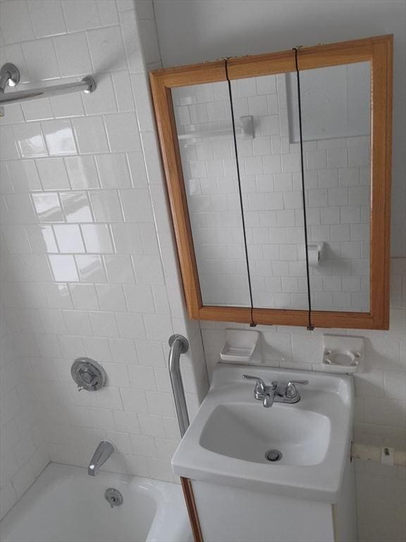 bathroom featuring vanity and tiled shower / bath combo