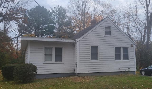 view of side of property featuring a yard