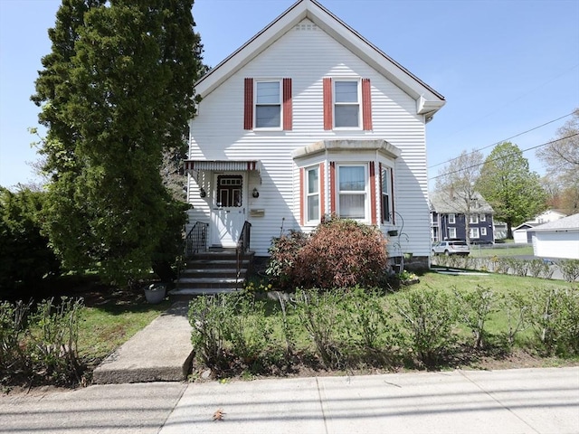 view of front of property featuring a front yard