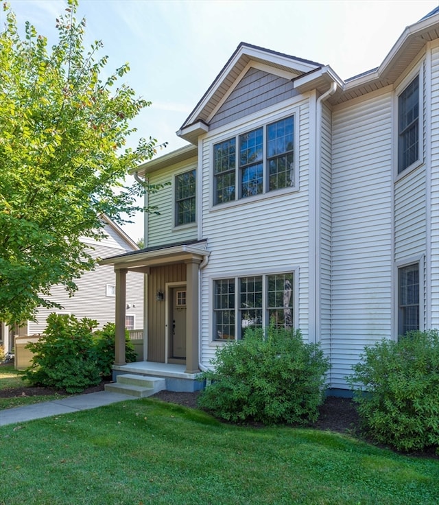 view of front of home featuring a front yard