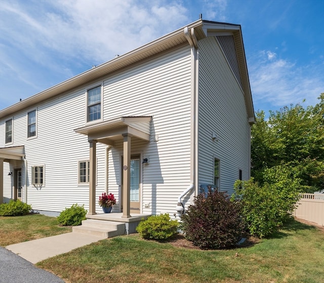 view of front of house featuring a front yard