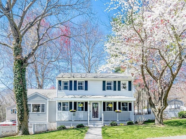 view of front of house featuring a porch and a front yard