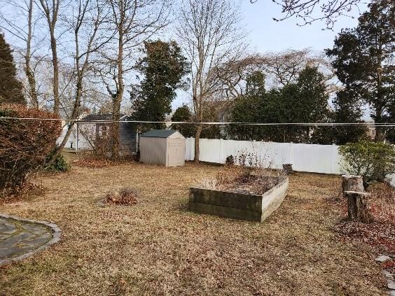 view of yard featuring a storage shed