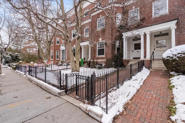 view of front of property with brick siding and a fenced front yard