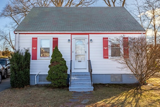 new england style home with a front lawn