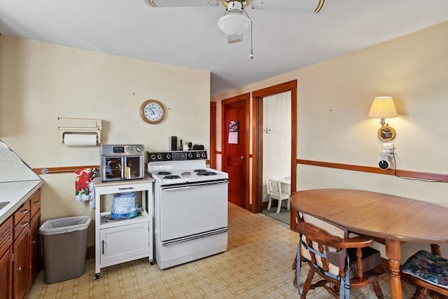 kitchen featuring ceiling fan and electric stove