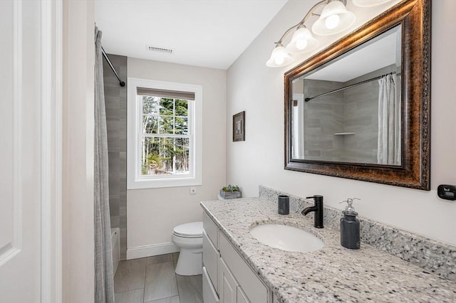 full bath featuring shower / tub combo with curtain, visible vents, toilet, vanity, and baseboards