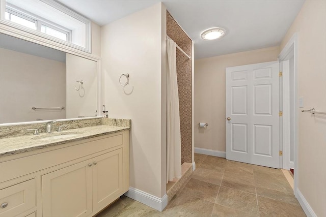 full bath with baseboards, vanity, and a shower with curtain