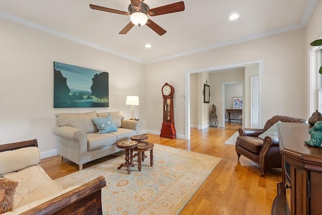 living room featuring ceiling fan, crown molding, light wood-type flooring, recessed lighting, and baseboards