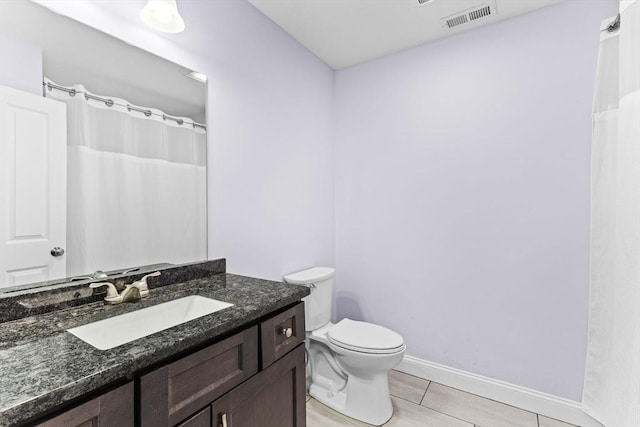 bathroom with visible vents, baseboards, toilet, a shower with curtain, and vanity