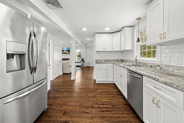 kitchen with visible vents, dark wood-style floors, recessed lighting, a sink, and stainless steel appliances
