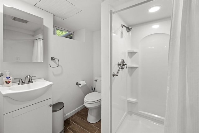 full bathroom featuring curtained shower, wood finished floors, vanity, baseboards, and toilet