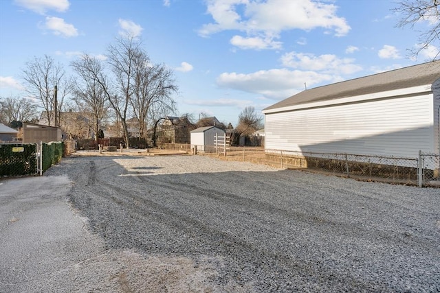 view of yard featuring a storage unit