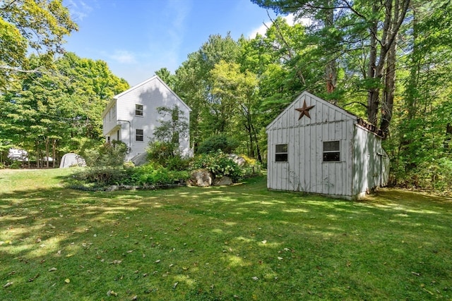 view of yard with an outdoor structure