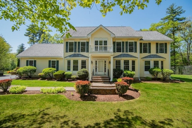 17 Stonepost Rd, Pelham, NH 03076 - back of property featuring a lawn and roof with shingles