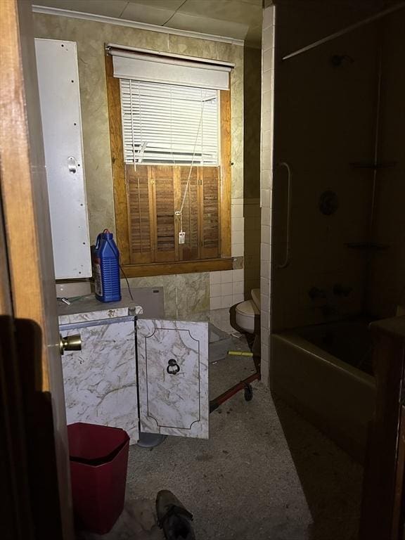 full bath featuring toilet, shower / bathtub combination, and ornamental molding