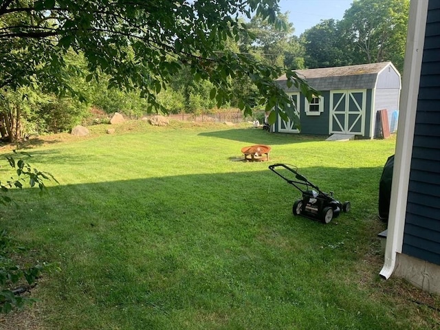 view of yard featuring a shed